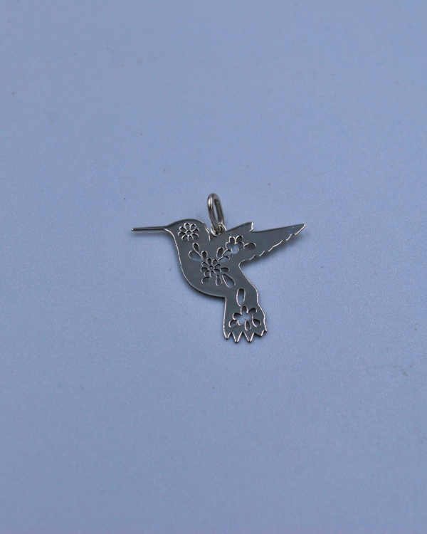 Dije de plata con forma de colibri con flores