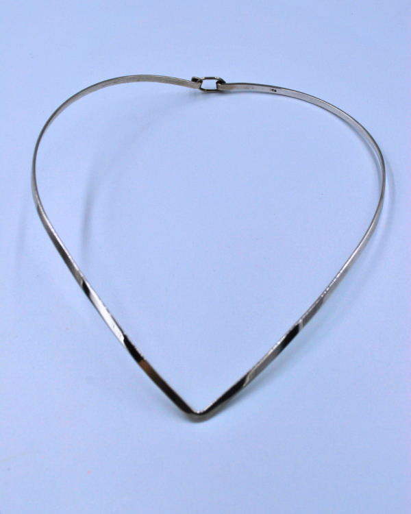 Gargantilla de plata lisa en forma de corazón con broche
