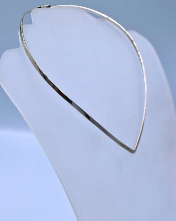 Gargantilla de plata lisa en forma de corazón con broche