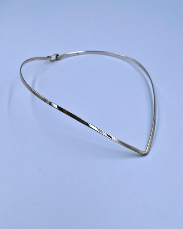 Gargantilla de plata lisa en forma de corazón con broche