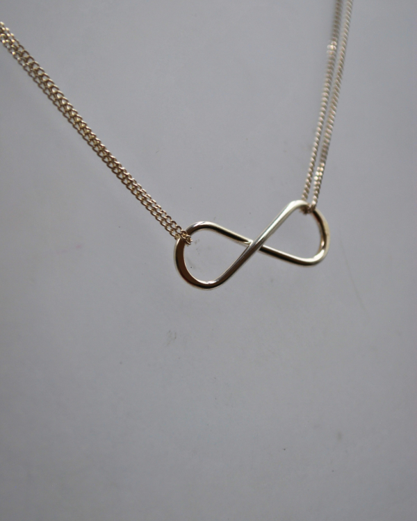 Collar con dije de infinito