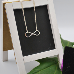 Collar con dije de infinito