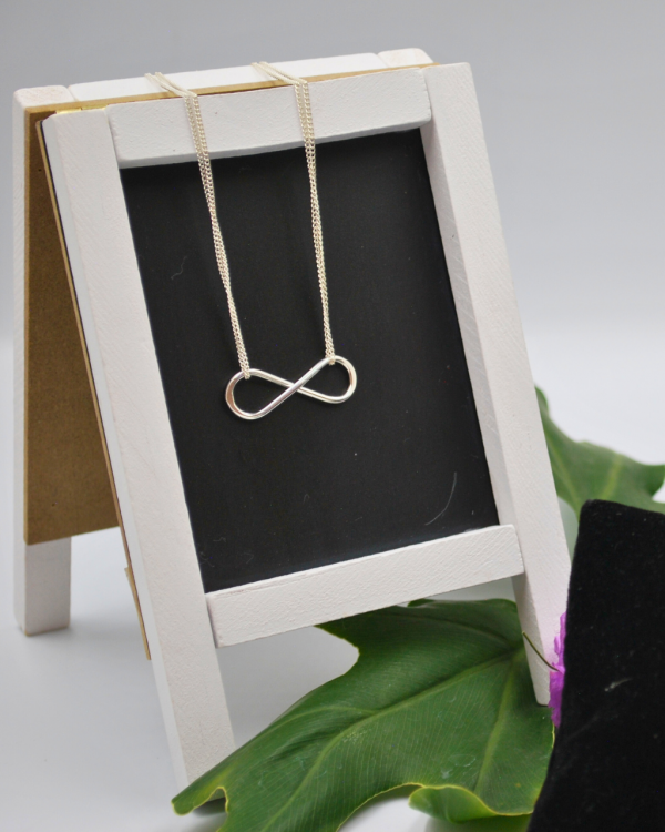 Collar con dije de infinito