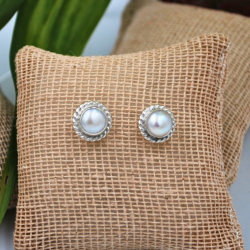 Arete botón trenzado