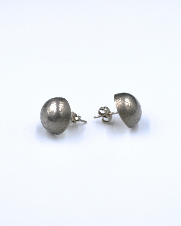Aretes botón plata mate - Imagen 4