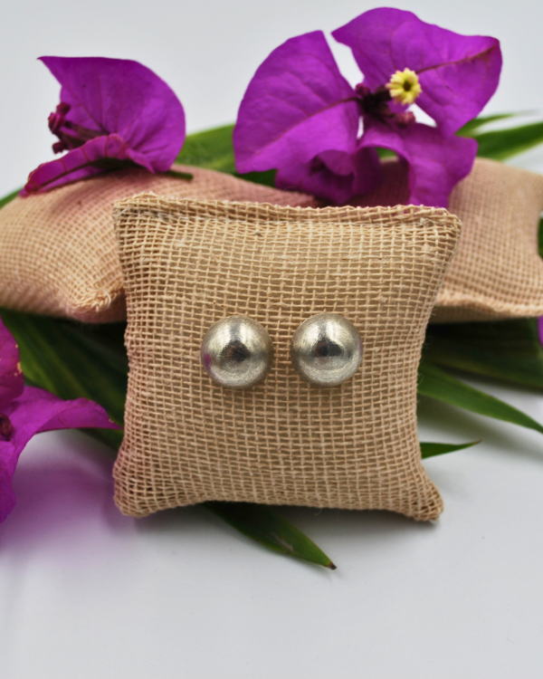 Aretes botón plata mate - Imagen 3