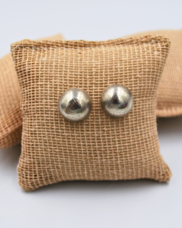 Aretes botón plata mate - Imagen 2