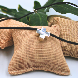 Cruz de plata con cadena de caucho