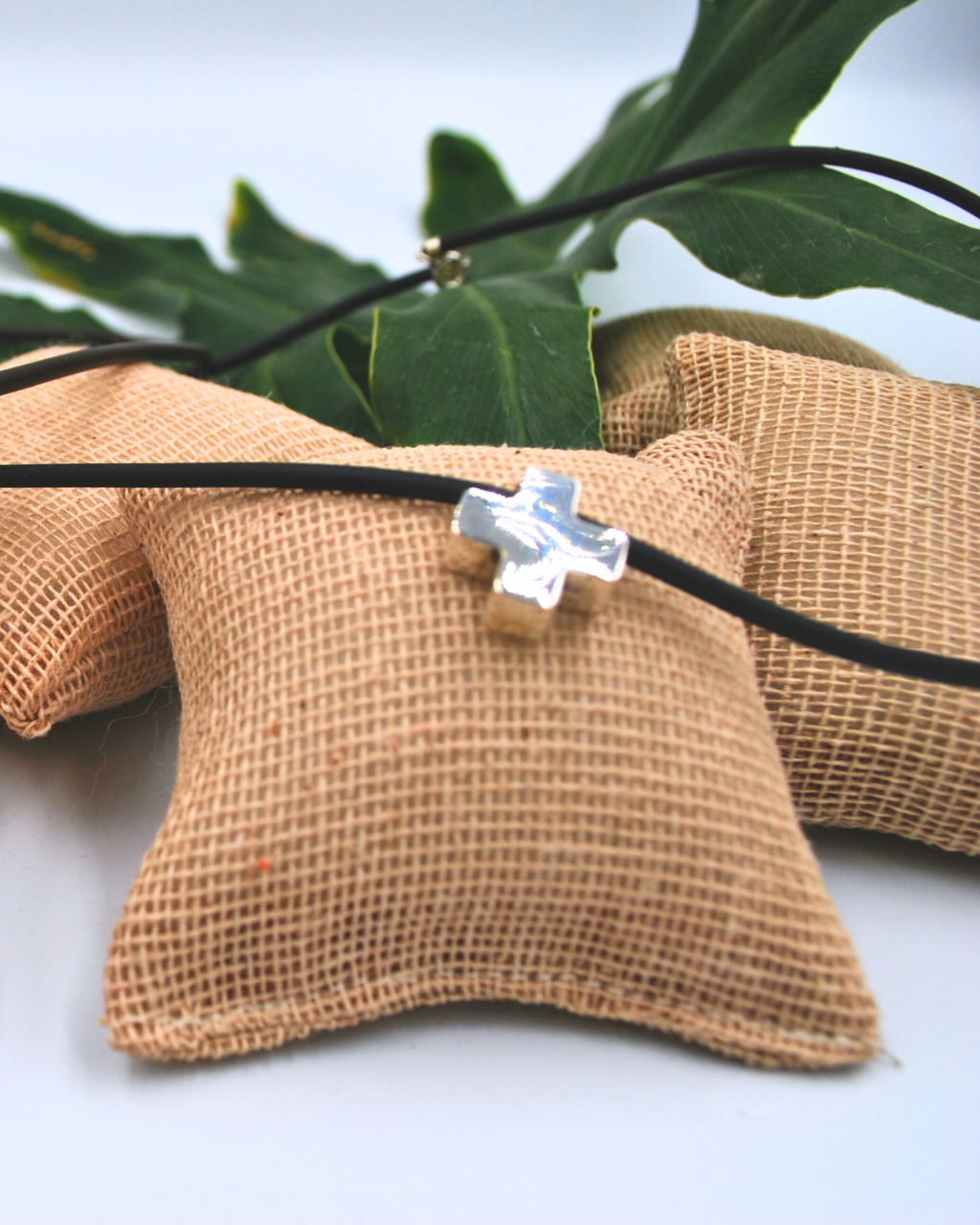 Cruz de plata con cadena de caucho