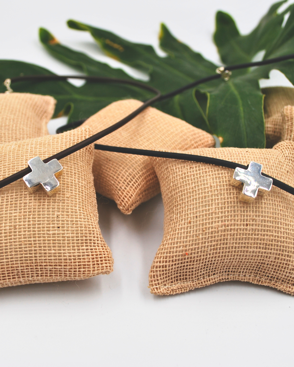 Cruz de plata con cadena de caucho - Imagen 2