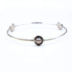 Brazalete de plata con tres perlas decorativas.