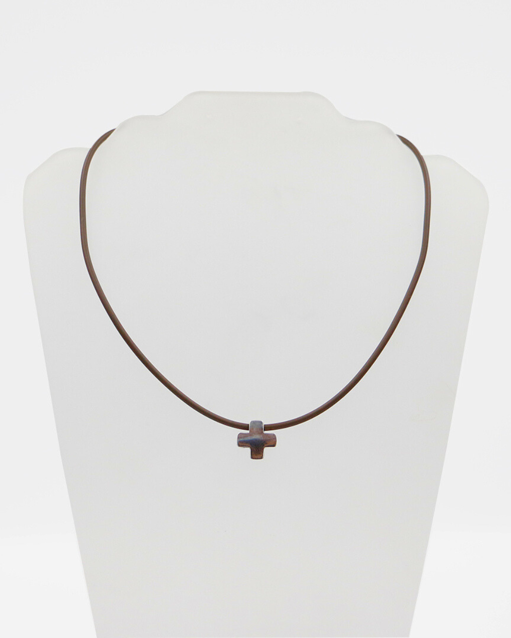 Cruz de plata con cadena de caucho - Imagen 3