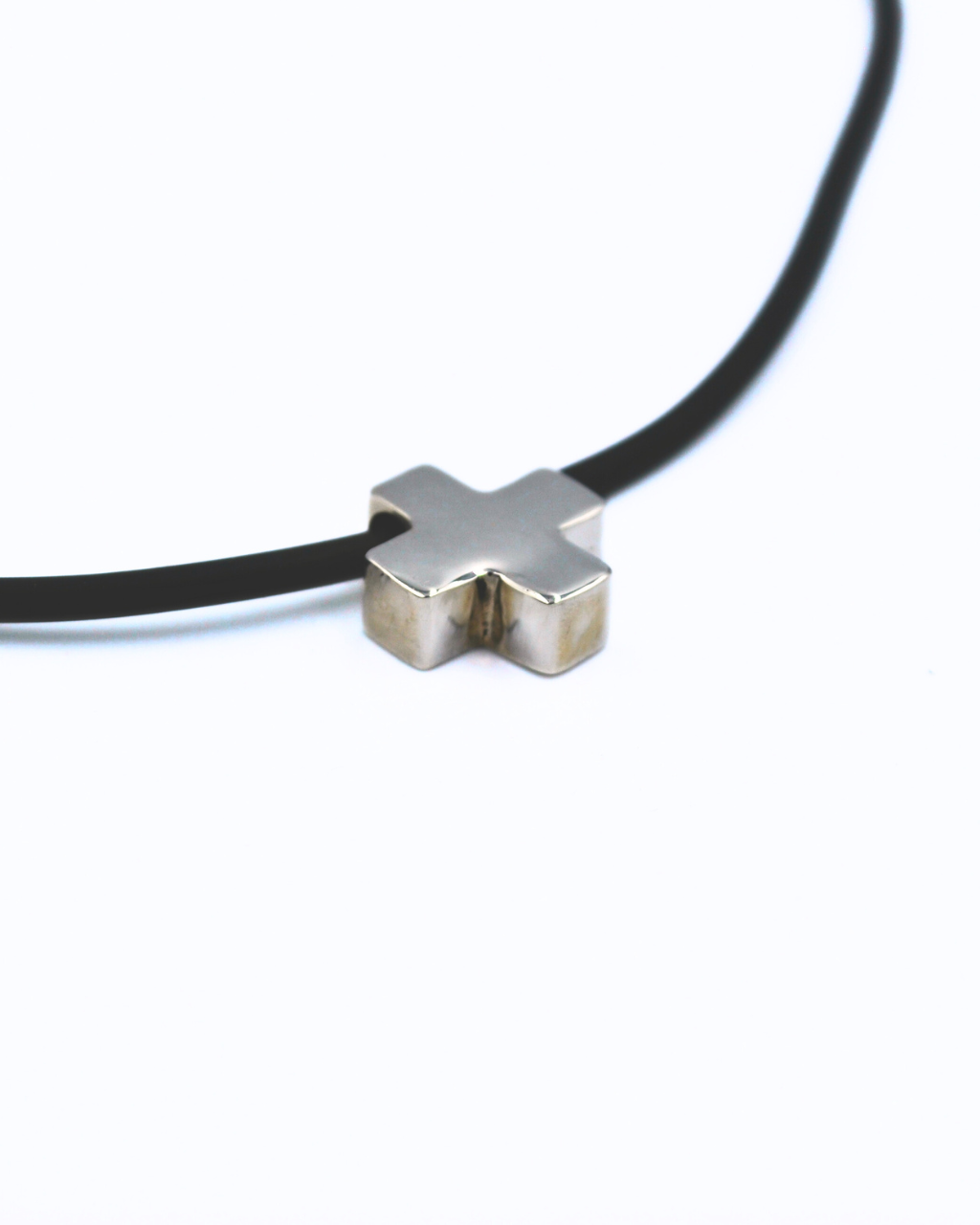 Cruz de plata con cadena de caucho - Imagen 4