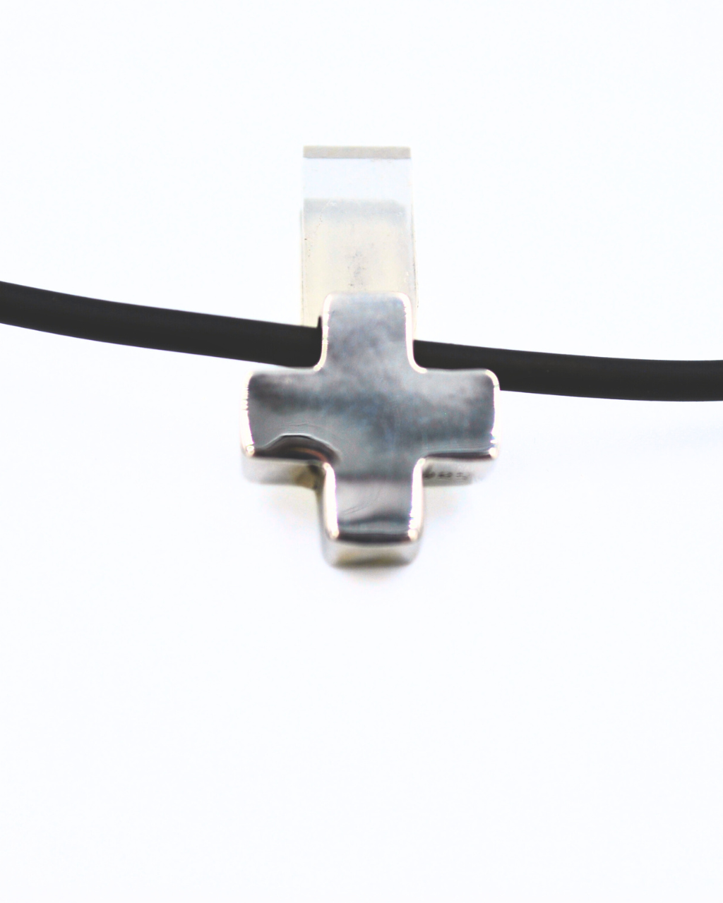 Cruz de plata con cadena de caucho - Imagen 5