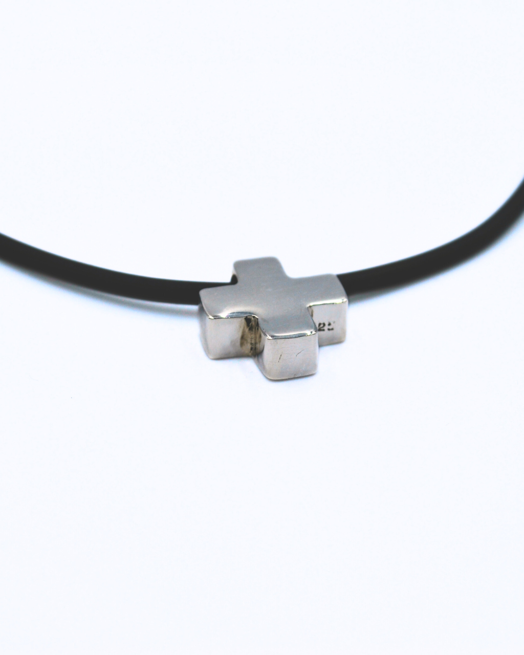 Cruz de plata con cadena de caucho - Imagen 6