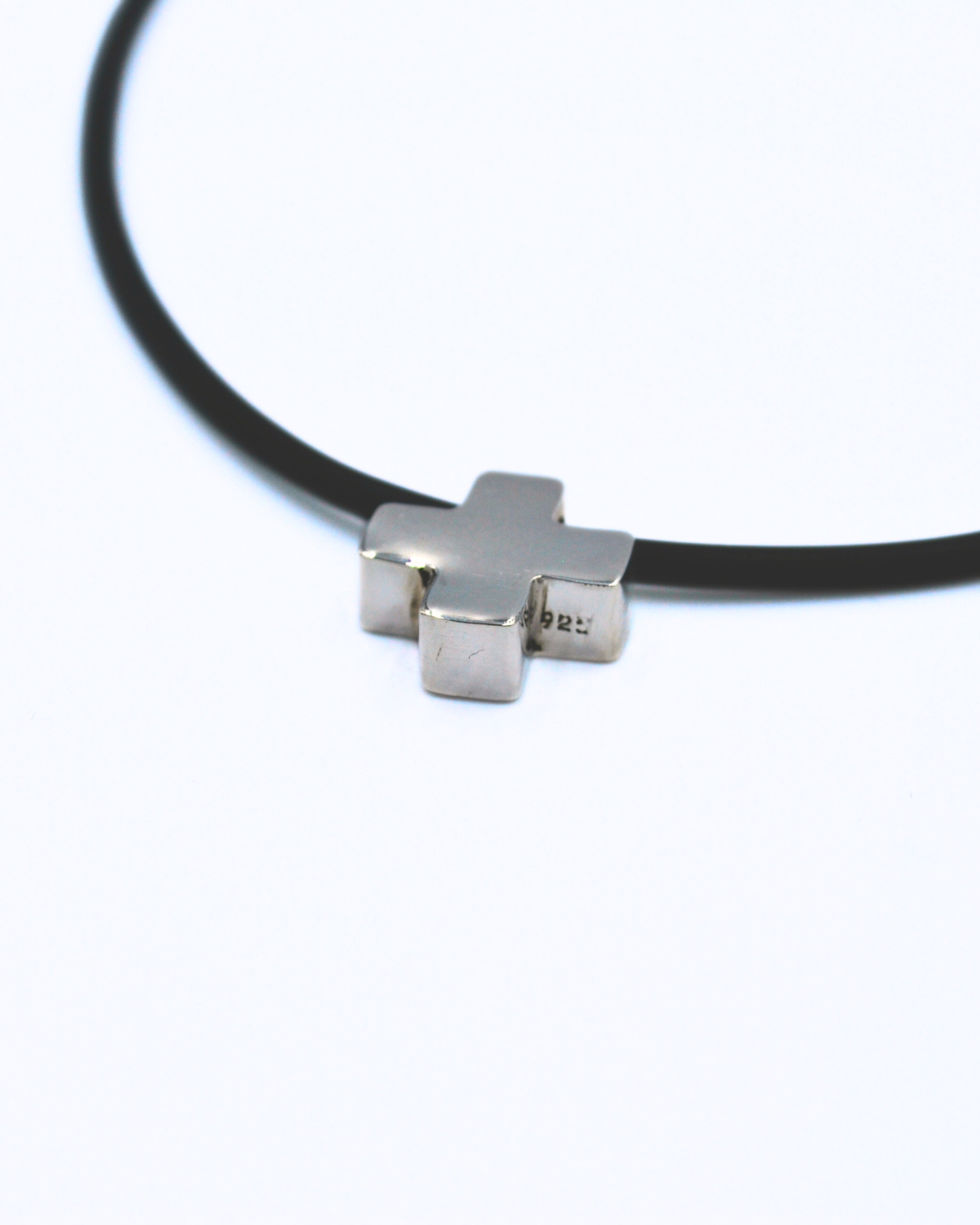 Cruz de plata con cadena de caucho - Imagen 7
