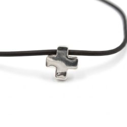 Cruz de plata con cadena de caucho