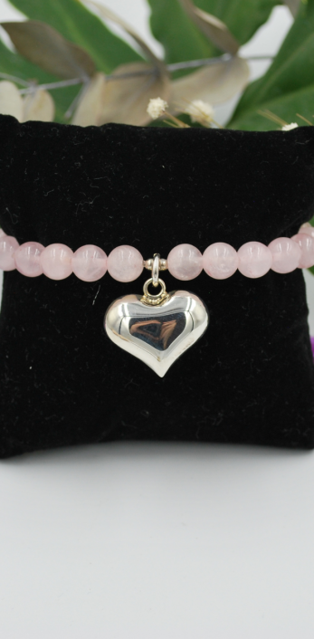 Pulsera de cuarzos rosas con dije de plata en forma e corazón Pulsera de cuarzos rosas con dije de plata en forma e corazón